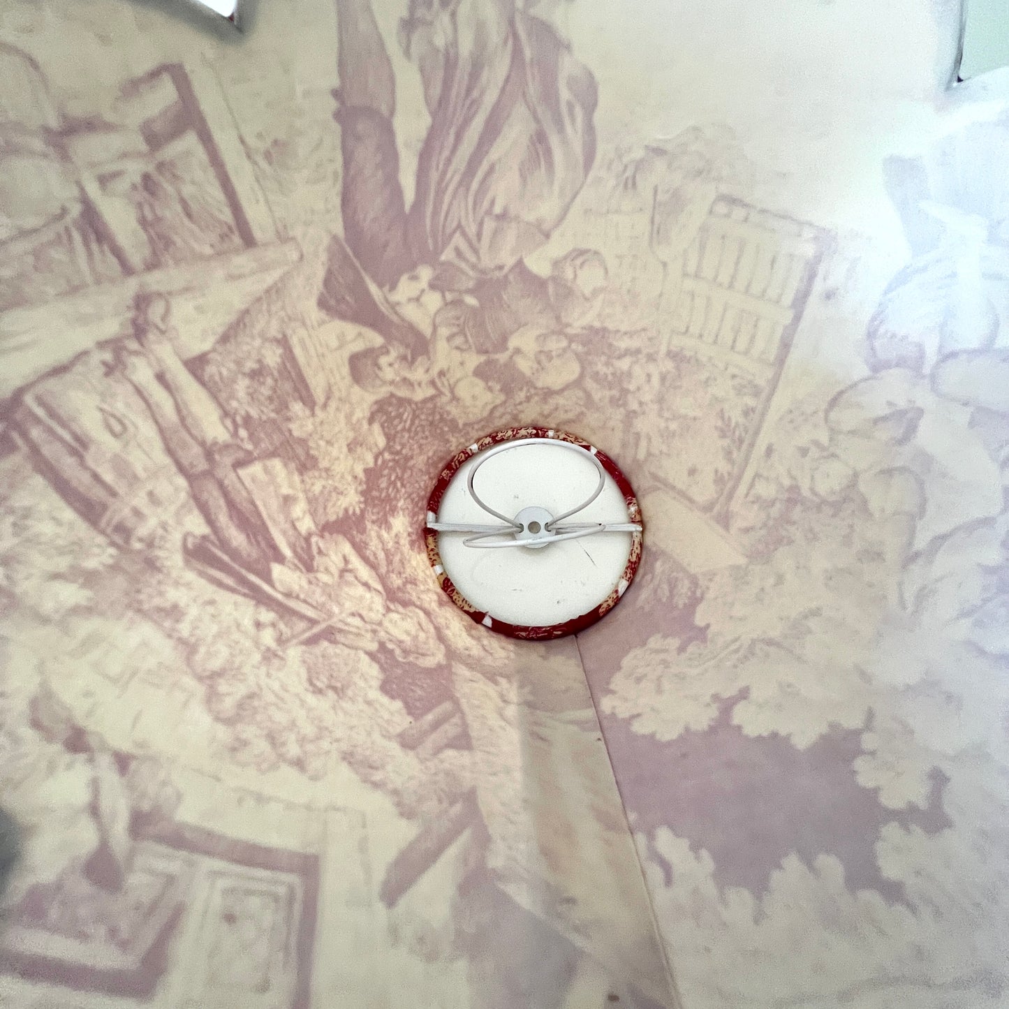Vintage abażur Toile de Jouy – bordowy klosz do lampy z falbanką
