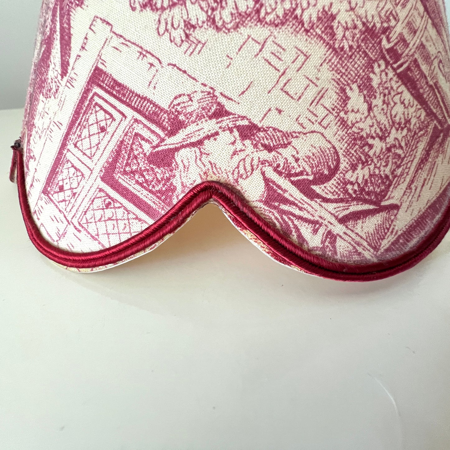 Vintage abażur Toile de Jouy – bordowy klosz do lampy z falbanką