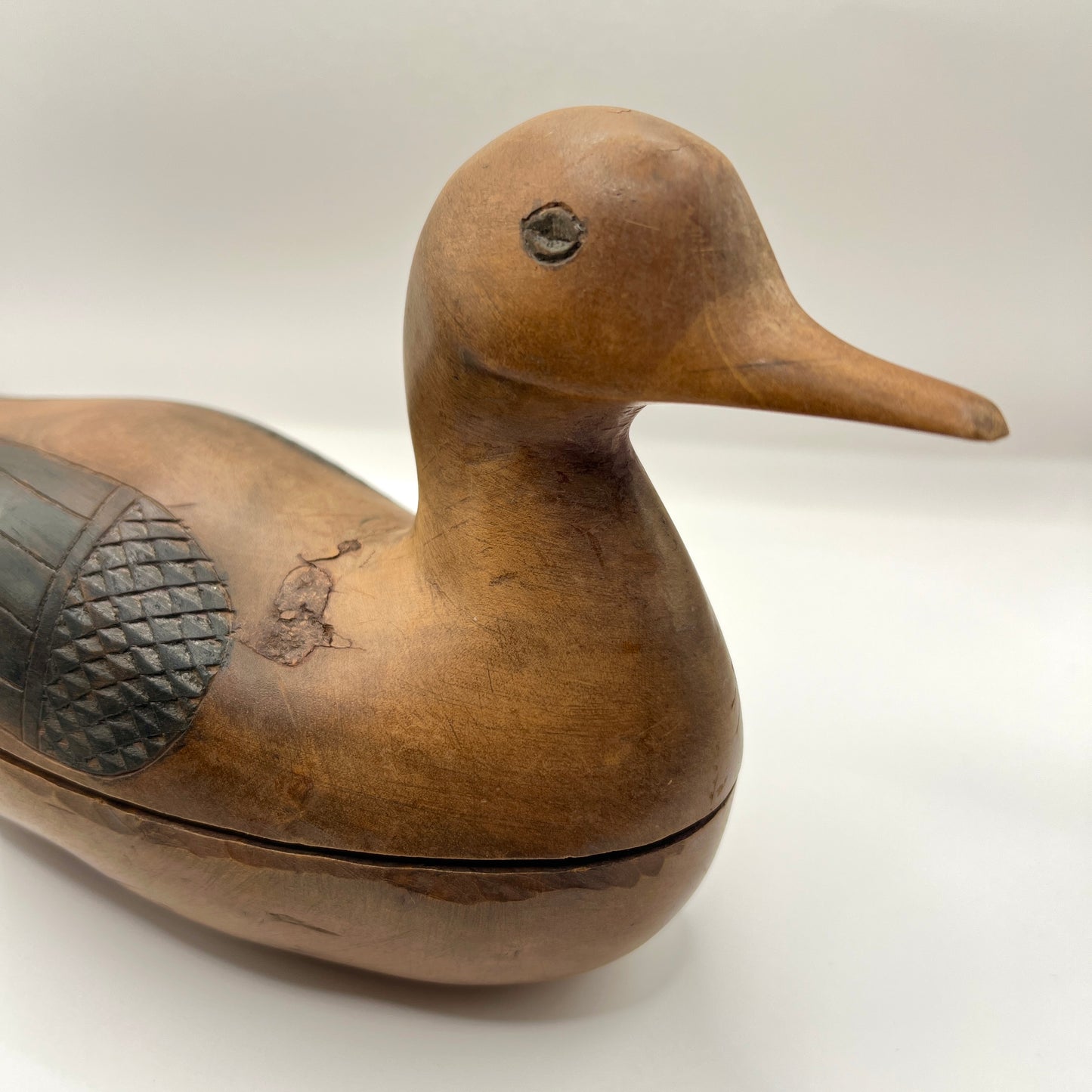 Drewniana kaczka – vintage pojemnik rzeźbiony ręcznie, folk art, lata 50–60.