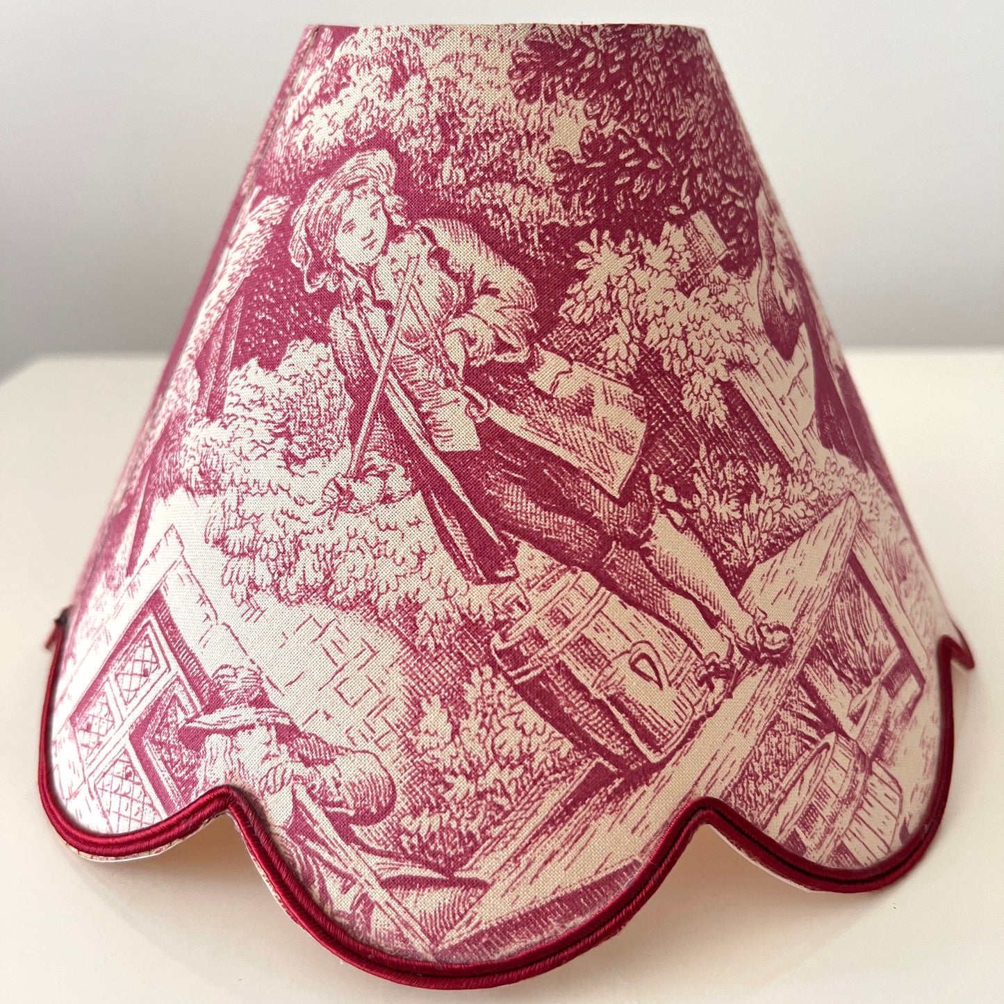 Vintage abażur Toile de Jouy – bordowy klosz do lampy z falbanką
