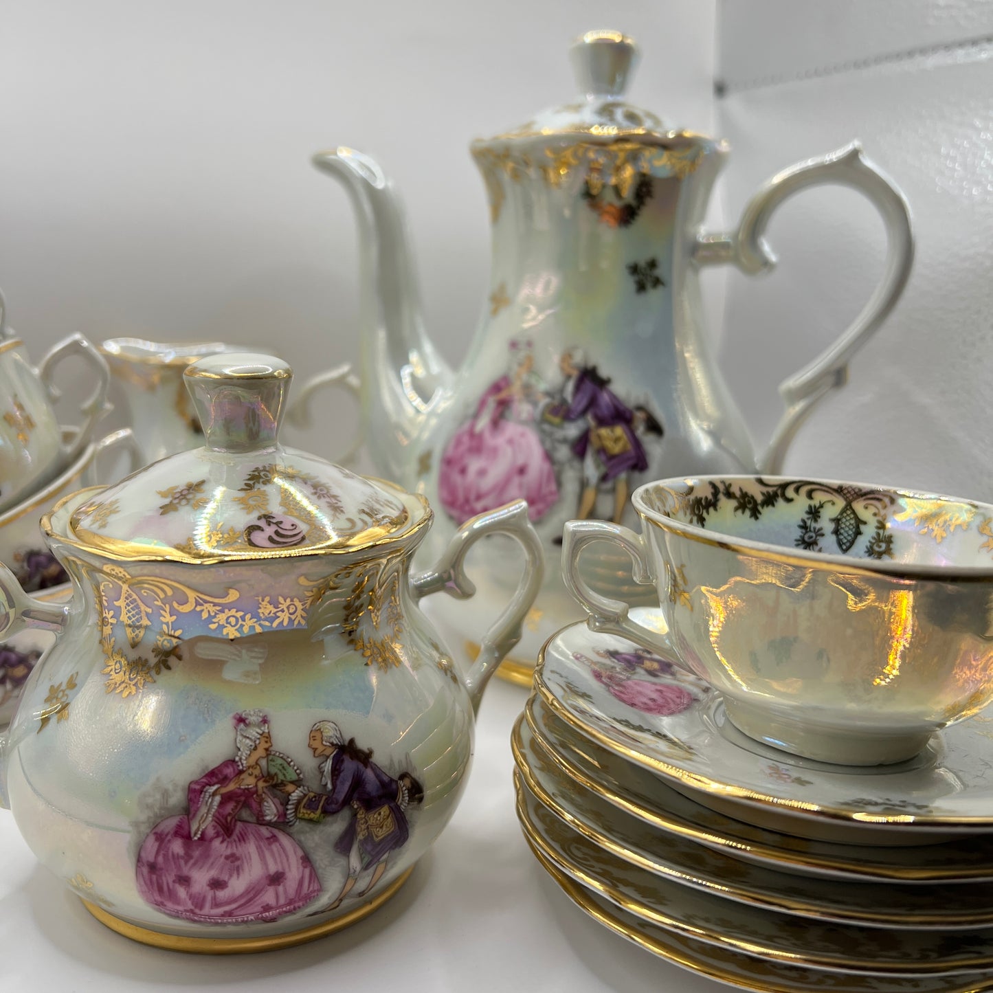 Ekskluzywny Serwis Kawowy Porcelaine France – Sceny Miłosne Fragonard, Złocenia i Iryzacja