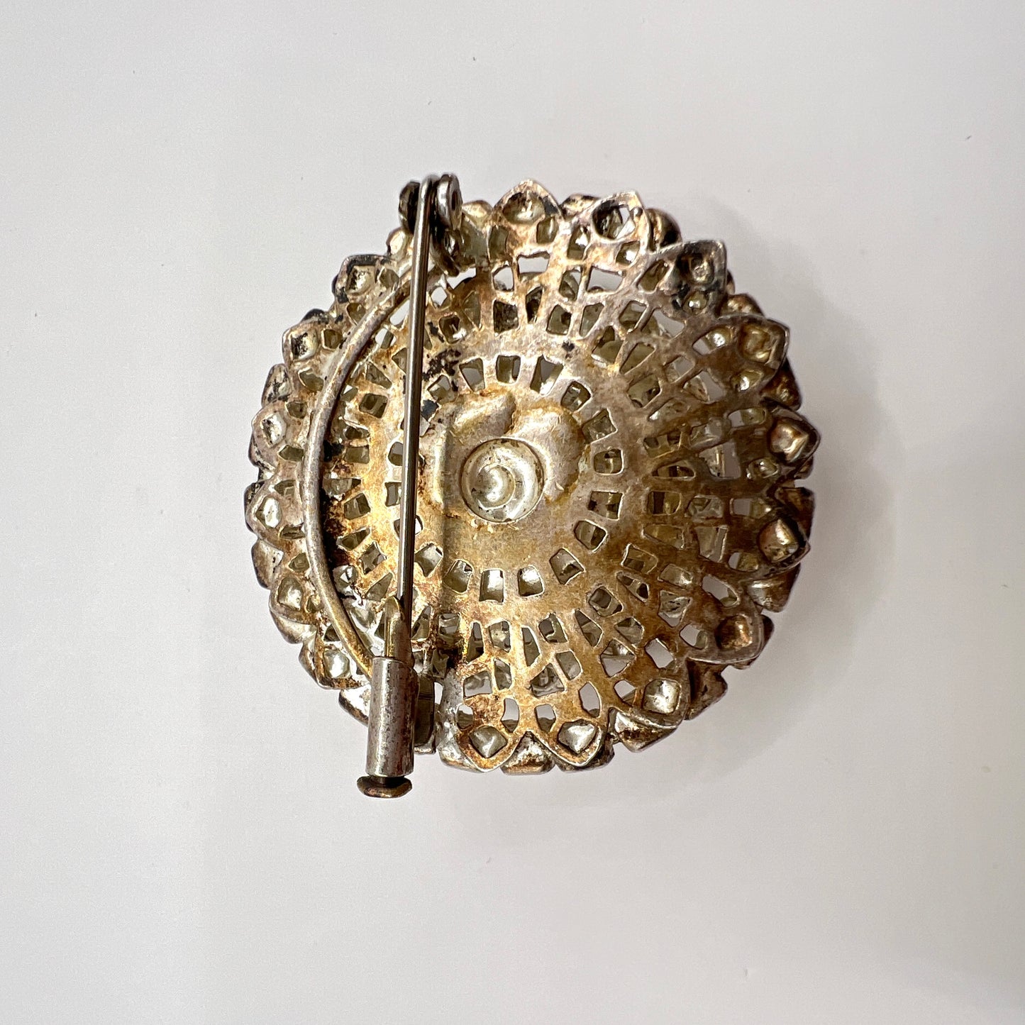 Vintage brosza kryształkowa – okrągła rozeta, stras, srebrny metal