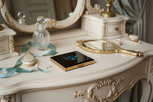 Kolekcjonerska Puderniczka SABOR Paris – Vintage lata 50./60. | Ręcznie Zdobiona (Décoré Main) | New Old Stock