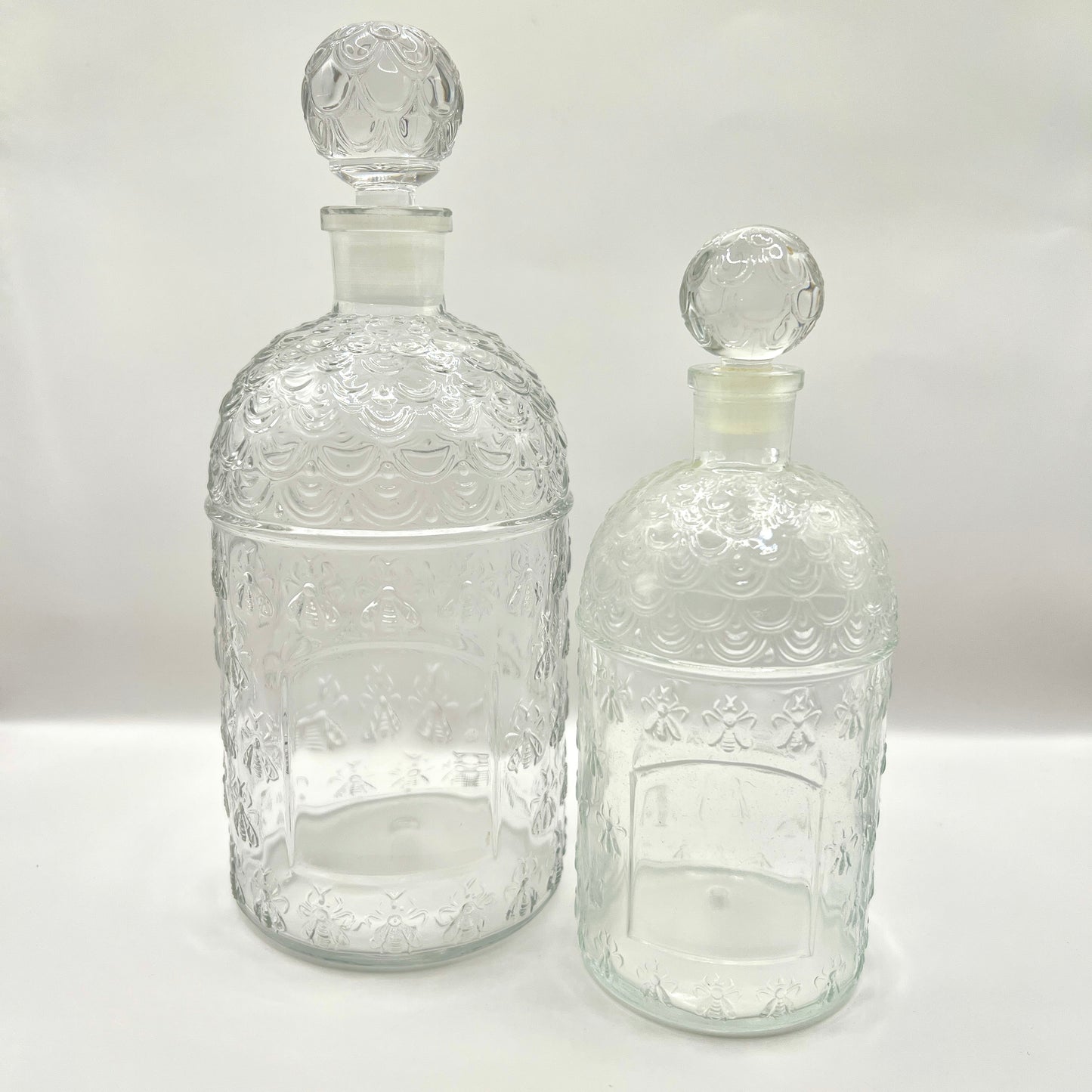 2 Butelki Karafki Guerlain - Wzór Pszczoły Abeilles - Szkło Sygnowane - Francja Vintage