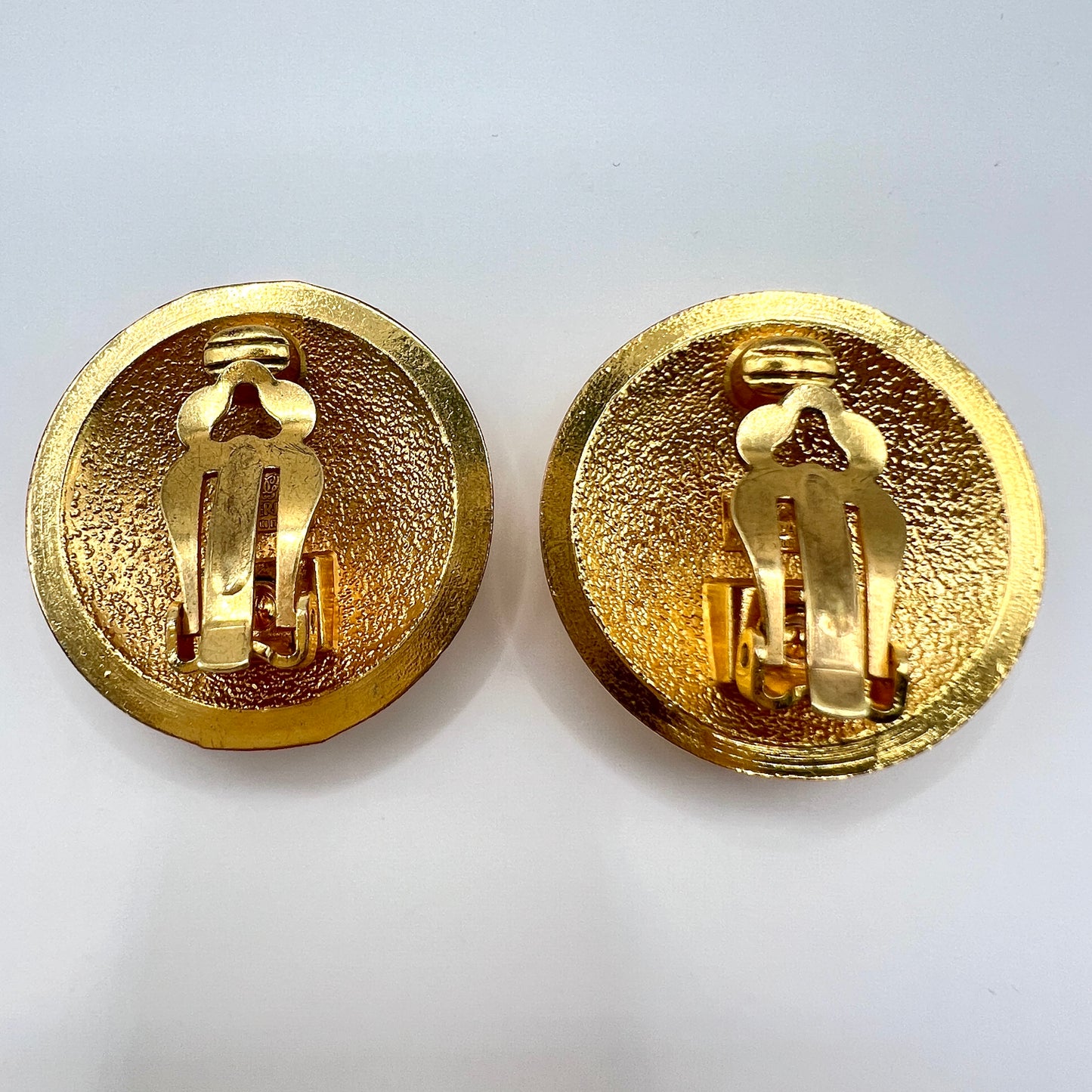 Klipsy vintage Guerlain – złote, logowane