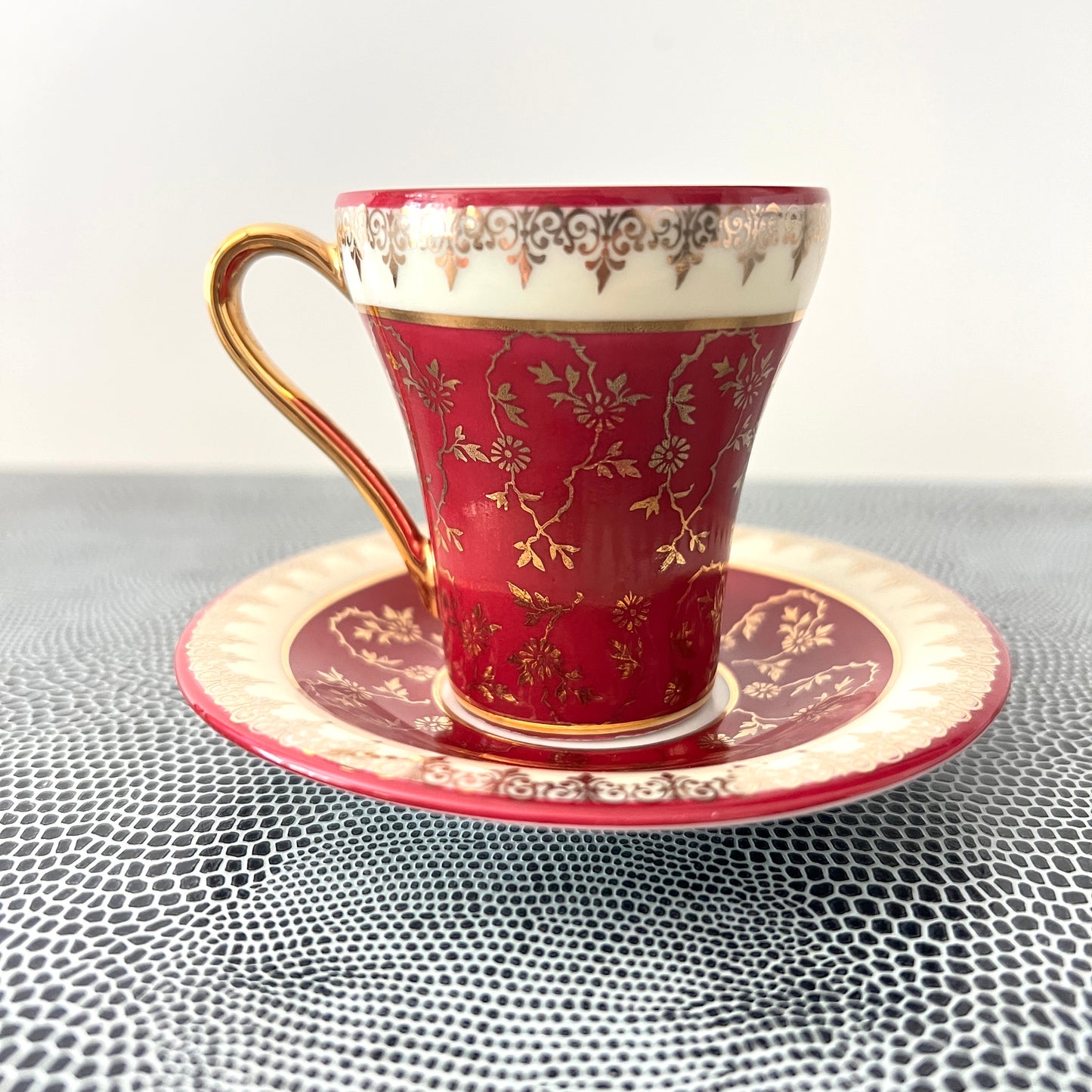 Komplet 6 filiżanek do kawy Limoges – vintage porcelana bordowo-złota w oryginalnym pudełku