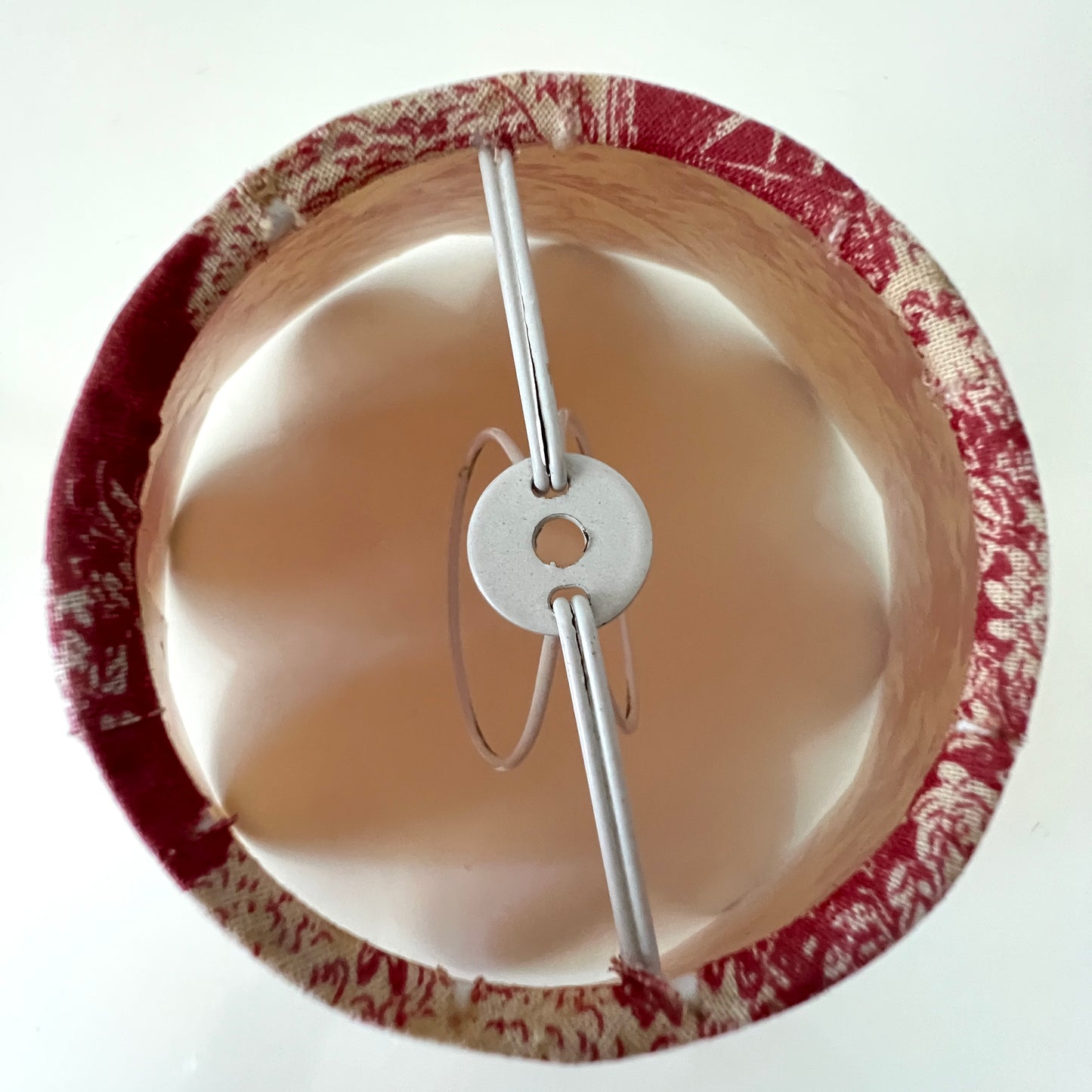 Vintage abażur Toile de Jouy – bordowy klosz do lampy z falbanką