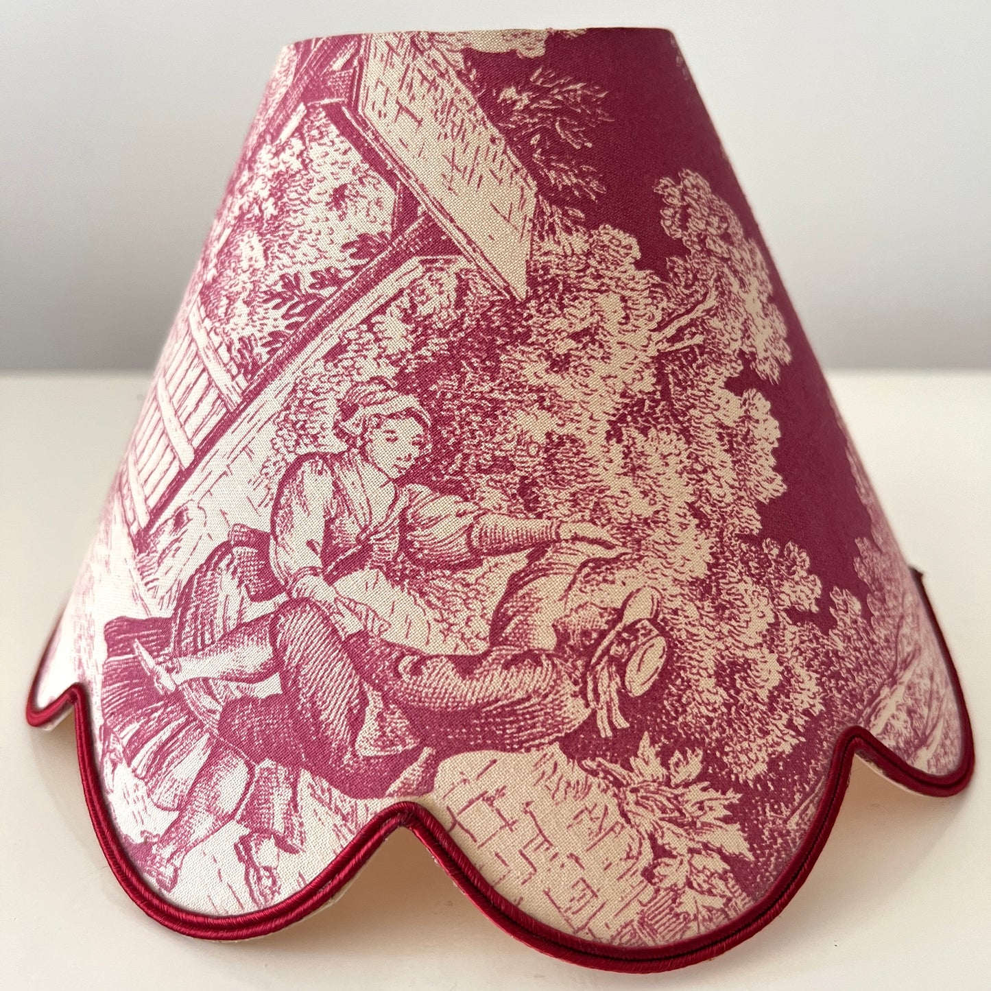 Vintage abażur Toile de Jouy – bordowy klosz do lampy z falbanką