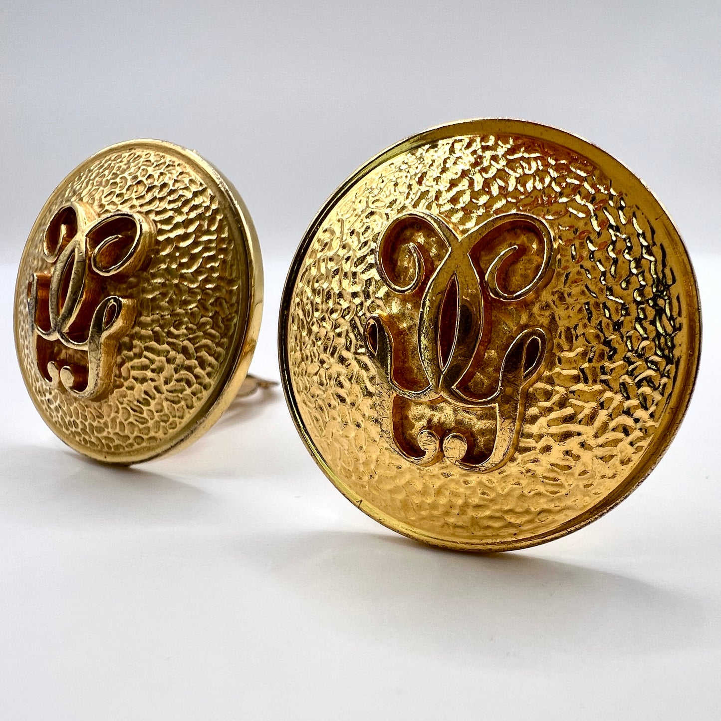Klipsy vintage Guerlain – złote, logowane