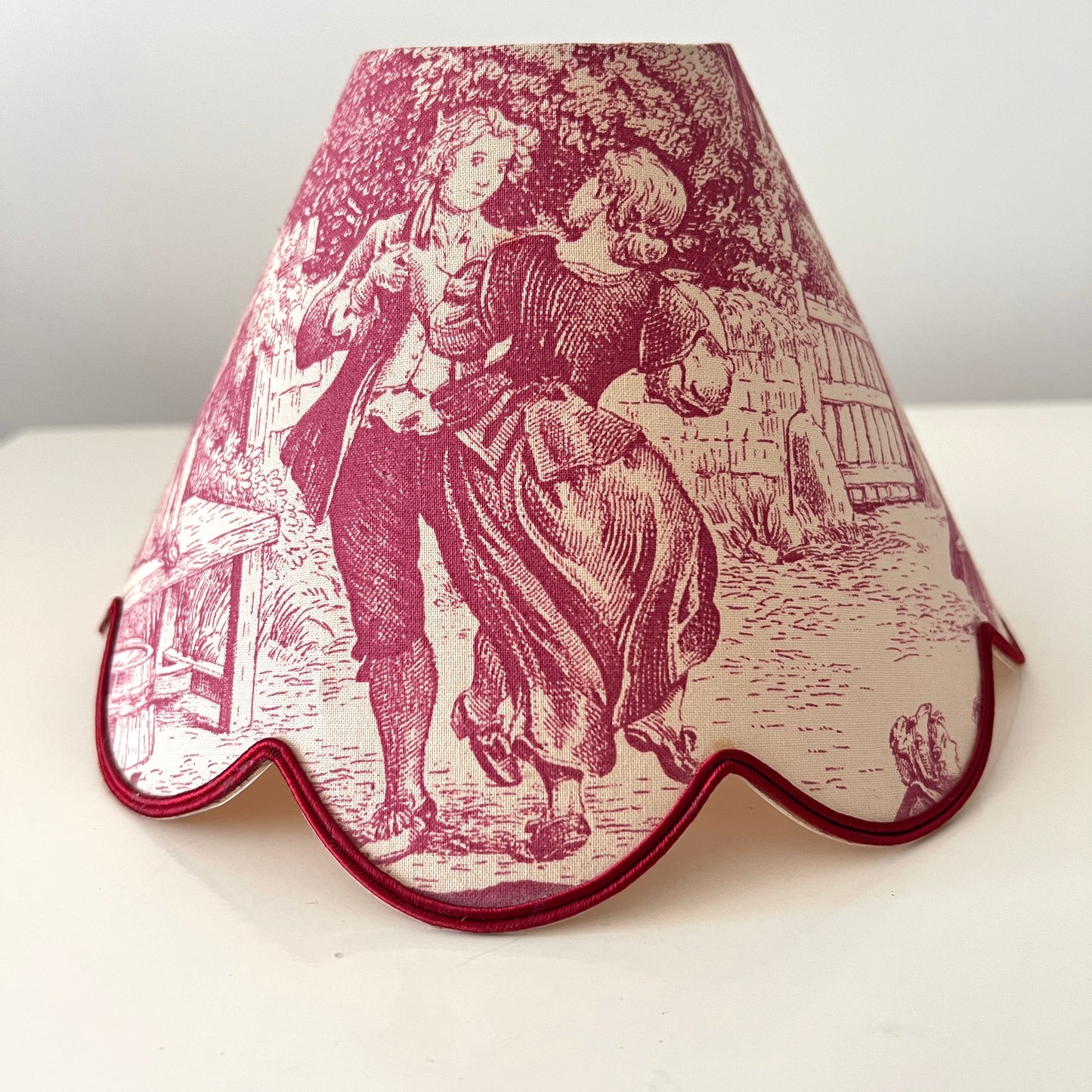 Vintage abażur Toile de Jouy – bordowy klosz do lampy z falbanką