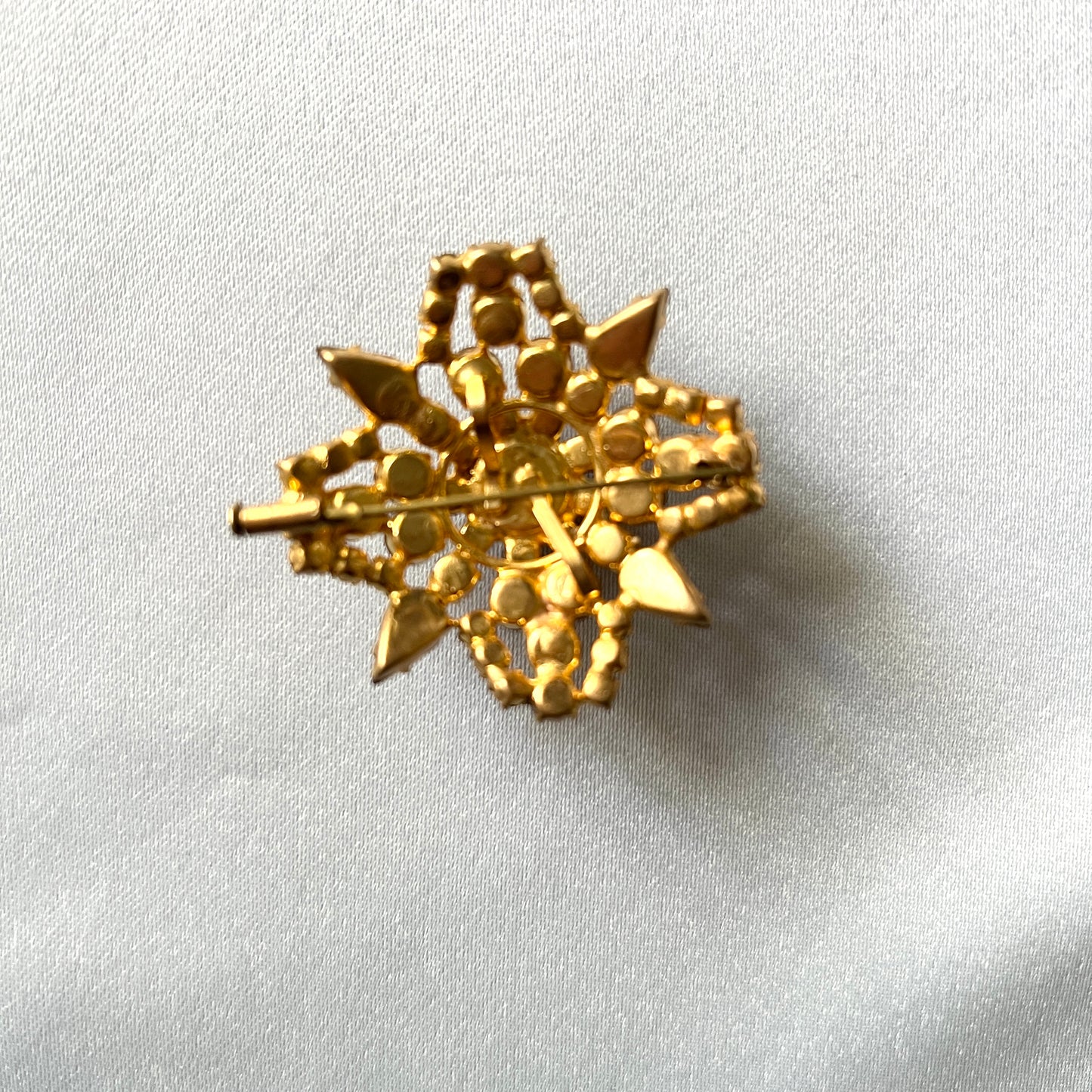 Luksusowa Brosza/ Wisior Vintage 3D – Głęboka Czerwień Granatu – Styl Wiktoriański
