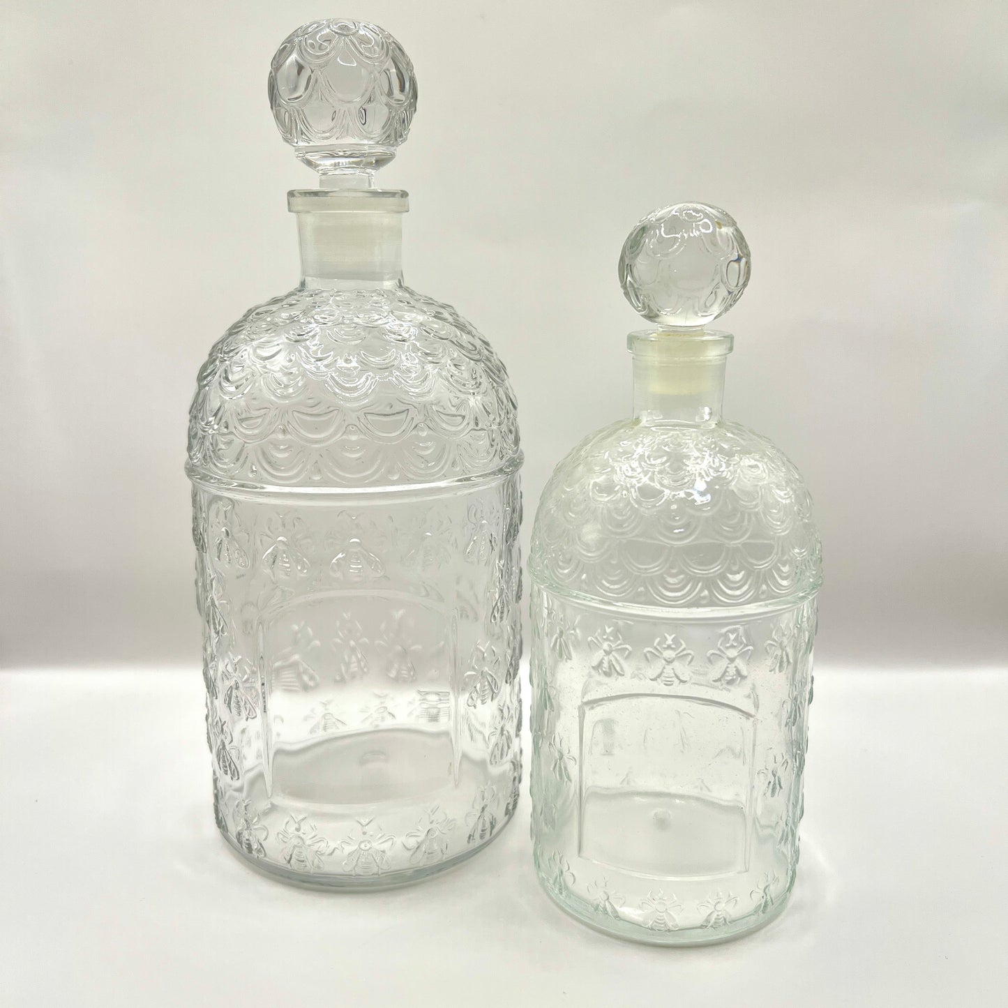 2 Butelki Karafki Guerlain - Wzór Pszczoły Abeilles - Szkło Sygnowane - Francja Vintage