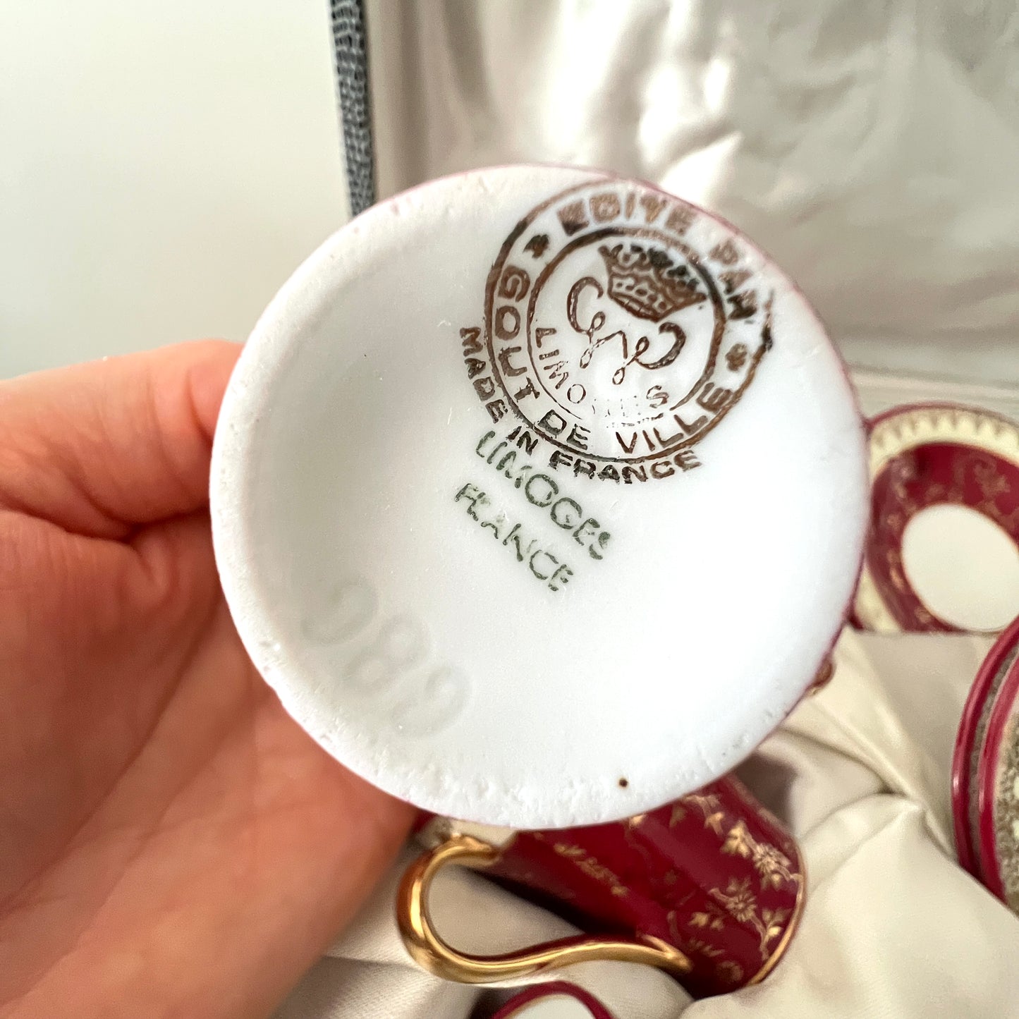 Komplet 6 filiżanek do kawy Limoges – vintage porcelana bordowo-złota w oryginalnym pudełku