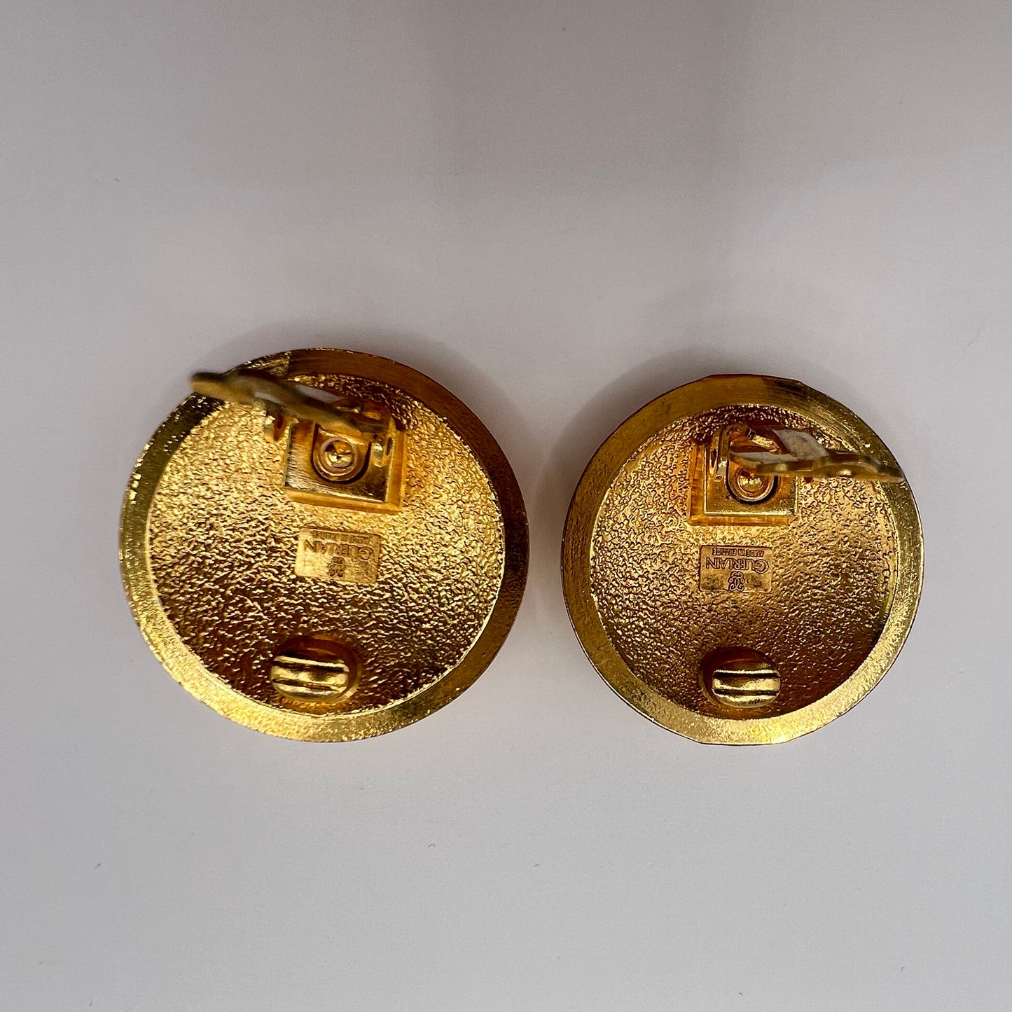 Klipsy vintage Guerlain – złote, logowane