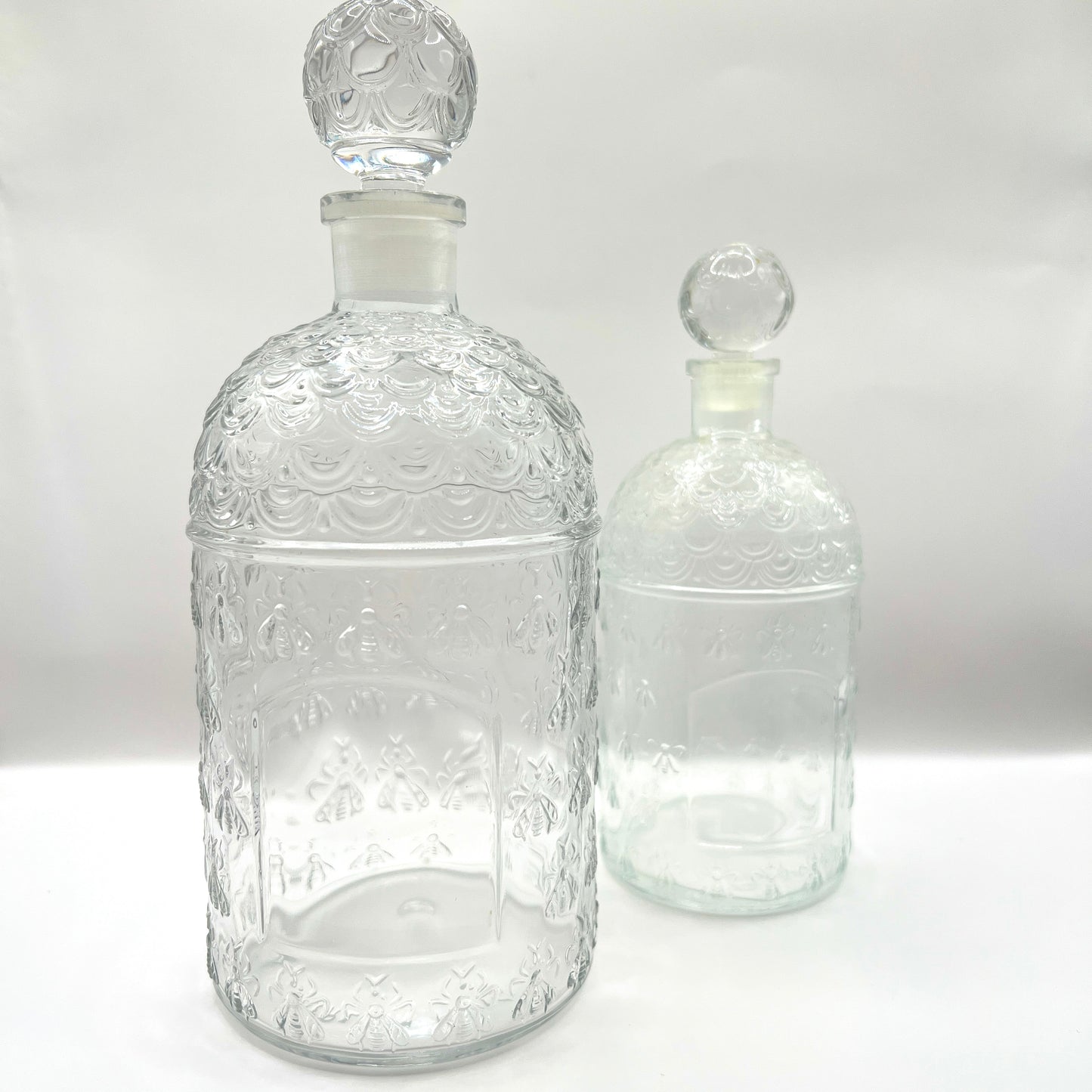 2 Butelki Karafki Guerlain - Wzór Pszczoły Abeilles - Szkło Sygnowane - Francja Vintage