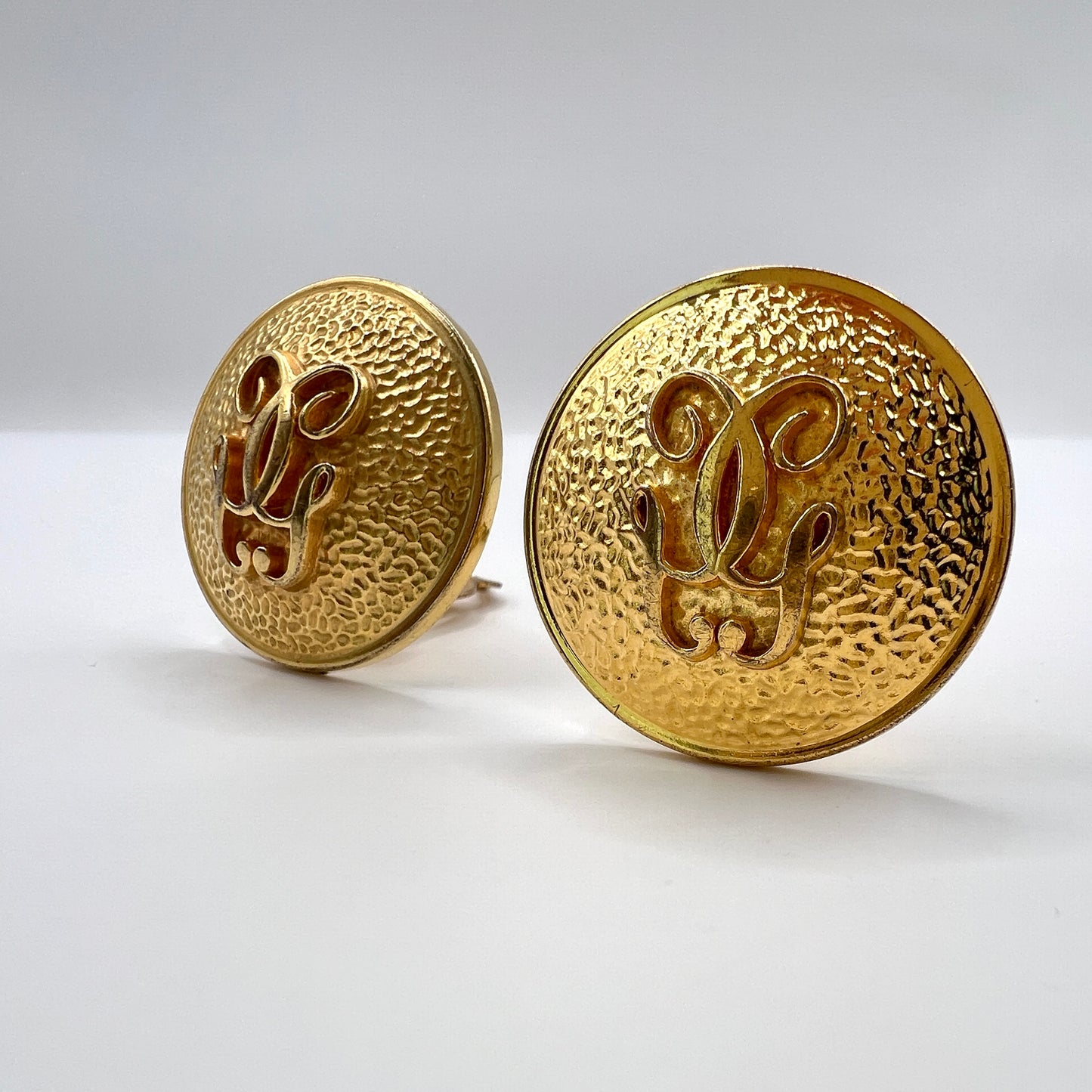 Klipsy vintage Guerlain – złote, logowane