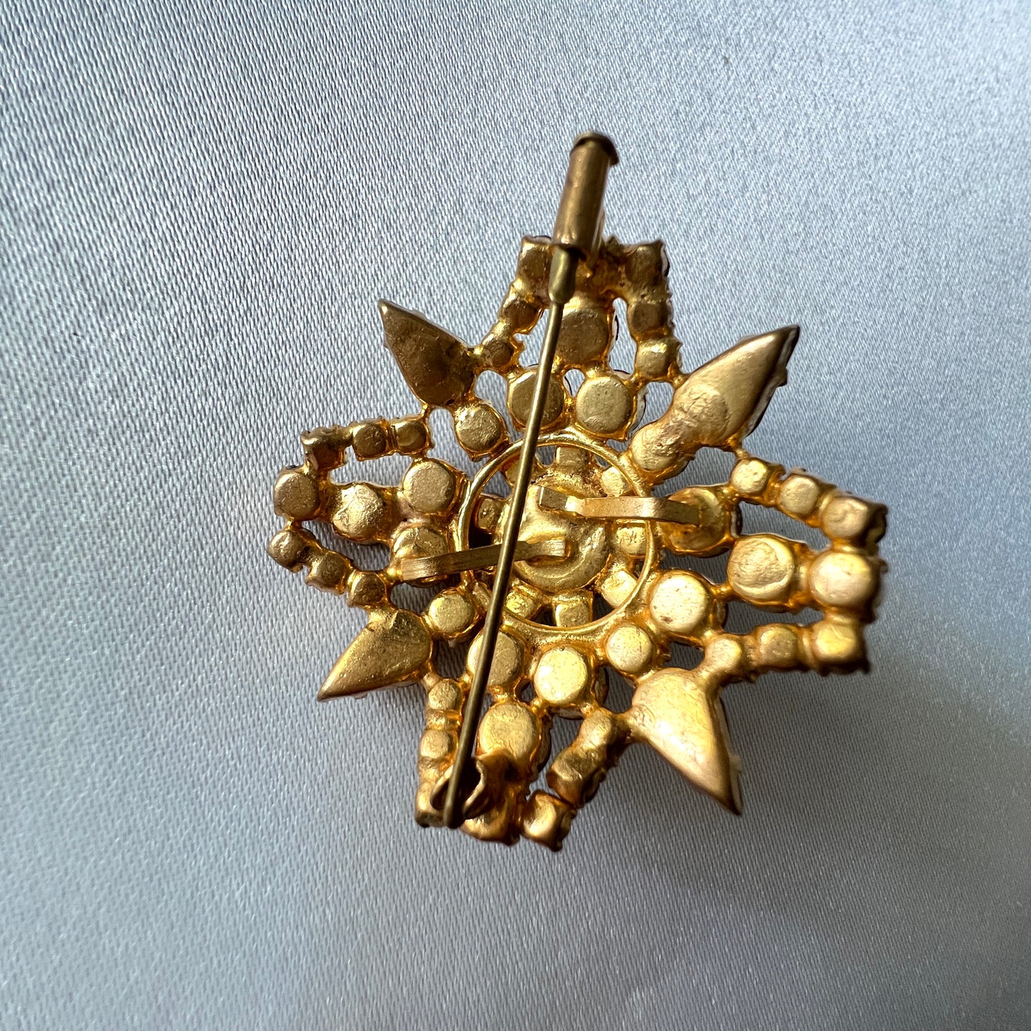 Luksusowa Brosza/ Wisior Vintage 3D – Głęboka Czerwień Granatu – Styl Wiktoriański