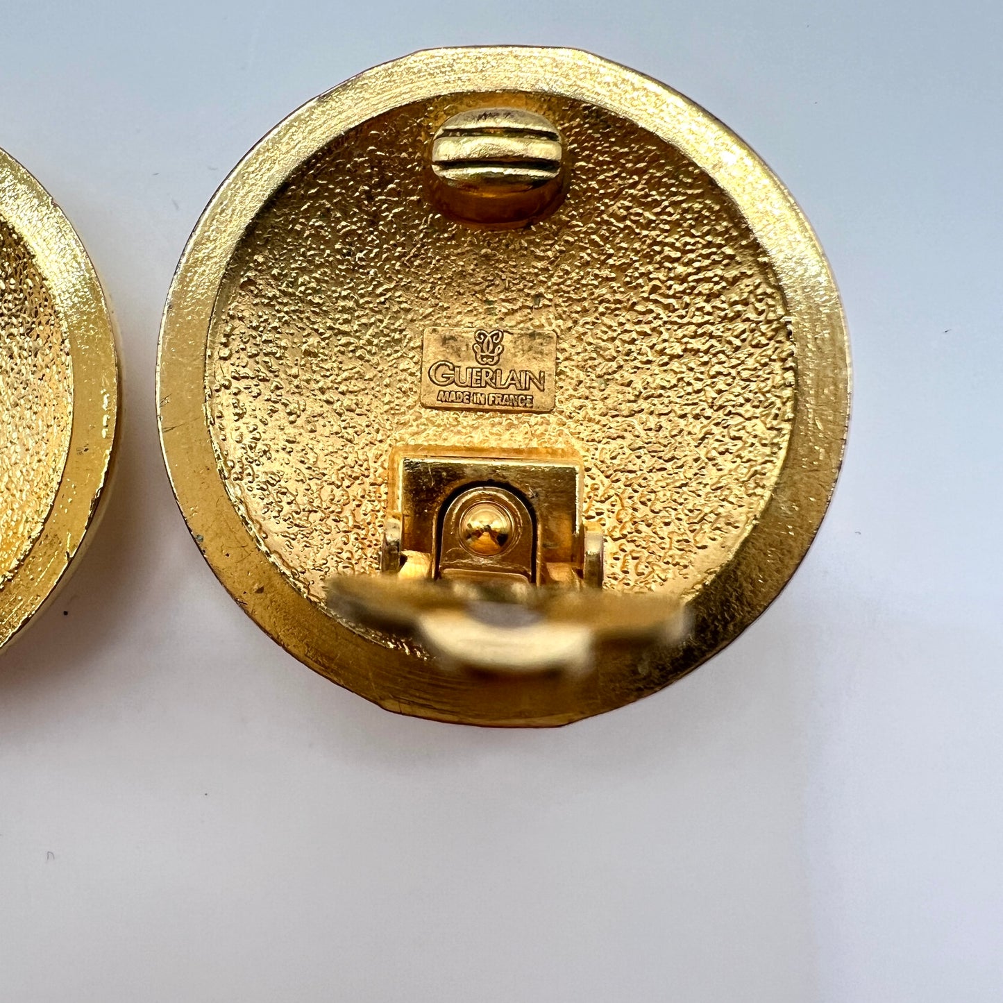 Klipsy vintage Guerlain – złote, logowane