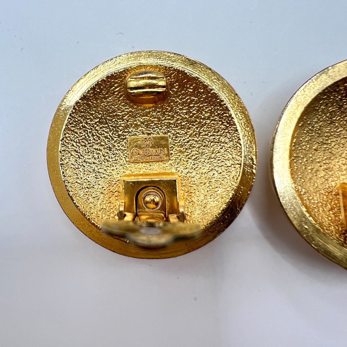 Klipsy vintage Guerlain – złote, logowane