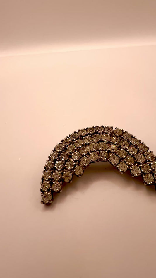 Vintage brosza półksiężyc – kryształki stras, srebrny metal