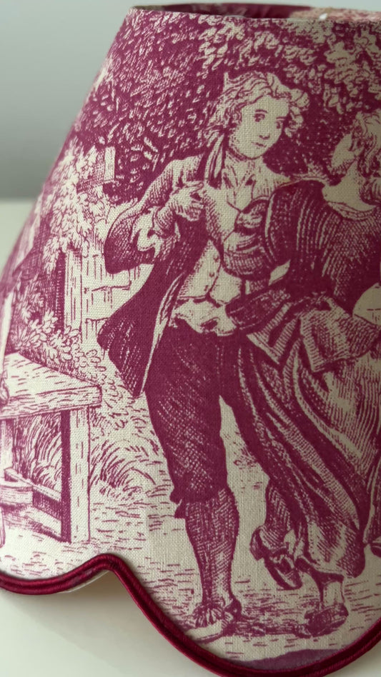 Vintage abażur Toile de Jouy – bordowy klosz do lampy z falbanką